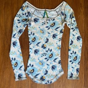 Free People Wide Neck Thermal. Blue floral Pattern. Size L Size 6